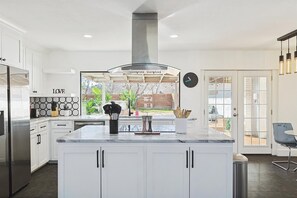 Fridge, microwave, oven, stovetop - Posh 5-BD w Pool, Hot Tub, Cinema, Patio, Foosball (Grand Prairie)