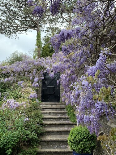 Seafacing villa in Torquay with 2 suites and a heated swimming pool