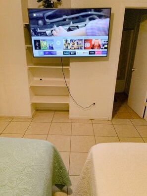 3 bedrooms, iron/ironing board, WiFi, bed sheets - Cozy crib with smart TVs (North Las Vegas)