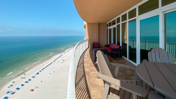 Un balcon avec vue sur la plage et l’océan.