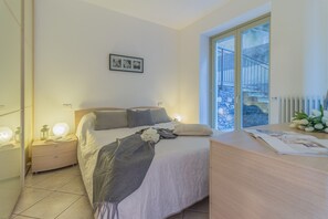 1 slaapkamer, een strijkplank/strijkijzer, gratis wifi, beddengoed