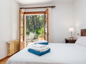 5 habitaciones, escritorio y tabla de planchar con plancha 