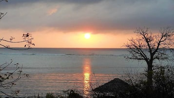 Plage, chaises longues, serviettes de plage