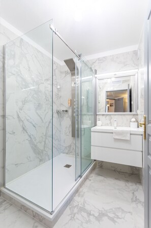 Shower, hair dryer, towels, toilet paper - Appartement Standig 2 Chambres 4 Personnes Clim Garage (Marseille)