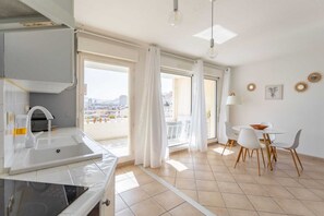 Fridge, microwave, oven, stovetop - Appartement Standig 2 Chambres 4 Personnes Clim Garage (Marseille)