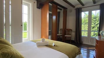 5 slaapkamers, een bureau, een strijkplank/strijkijzer, reisbedje