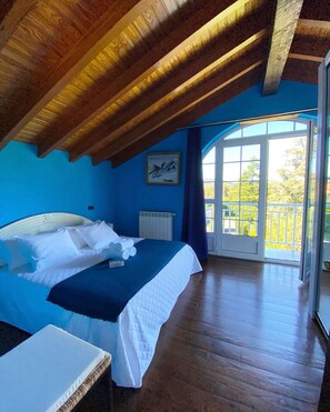 5 bedrooms, desk, iron/ironing board, travel cot