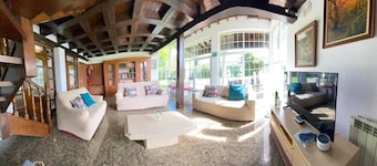 María Bonita Chalet. Full rental with private pool, barbecue and garden