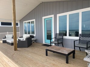 Terrace/patio - 5 Bedroom, 3 Bath OCEANFRONT Home With Incredible Deck, Sleeps 10-12 (Ocean Isle Beach)