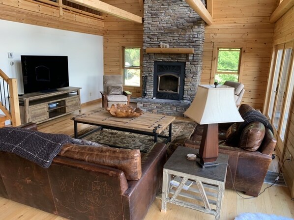 Smart TV, fireplace, books, music library - Catskill Mountain retreat (Pine Hill)