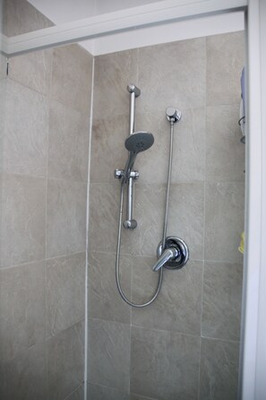 Dusche, Haartrockner, Bidet, Handtücher