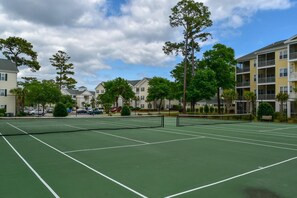 Sports court - Upscale Property for a Value - Porch over Pool / Hot Tub - walk to beach (North Myrtle Beach)