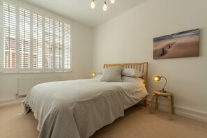 2 bedrooms, iron/ironing board, Internet, bed sheets