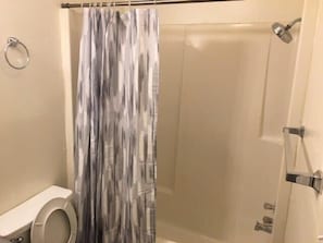Banheira, secador de cabelo, toalhas de banho