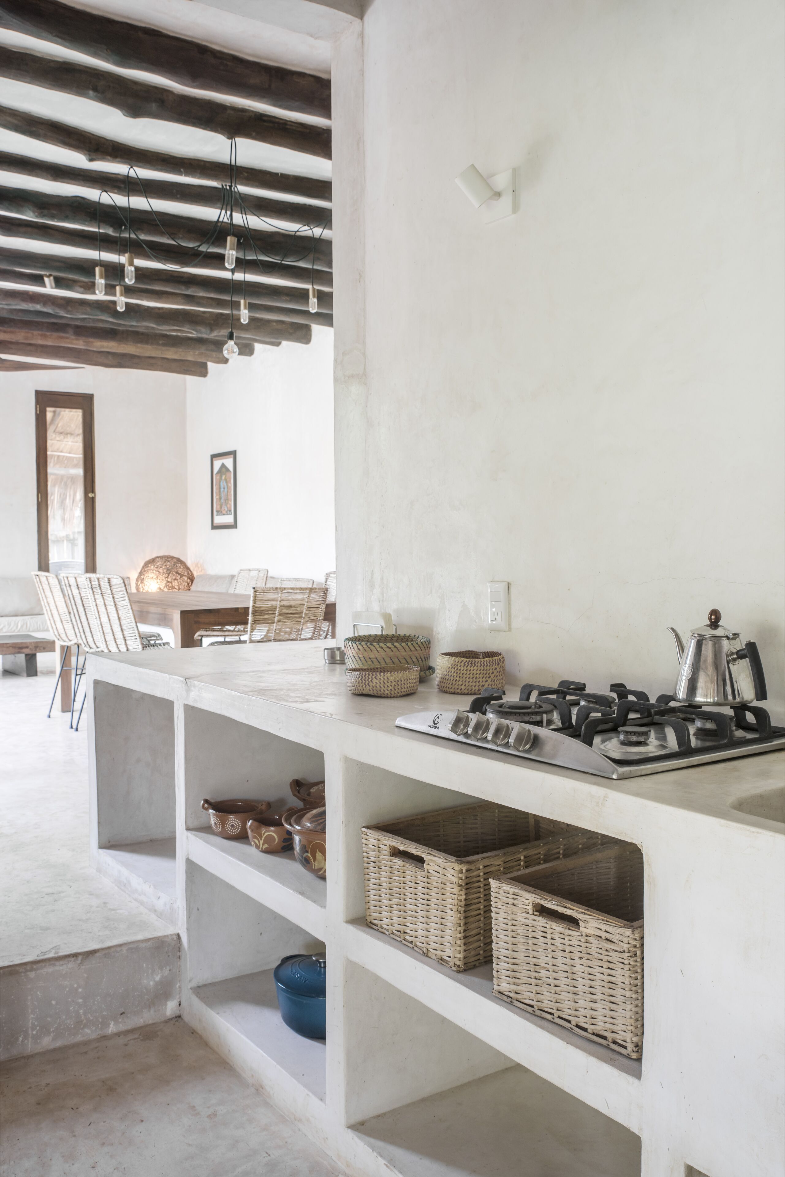 Kühlschrank, Ofen, Herdplatte, Wasserkocher mit Kaffee-/Teezubehör