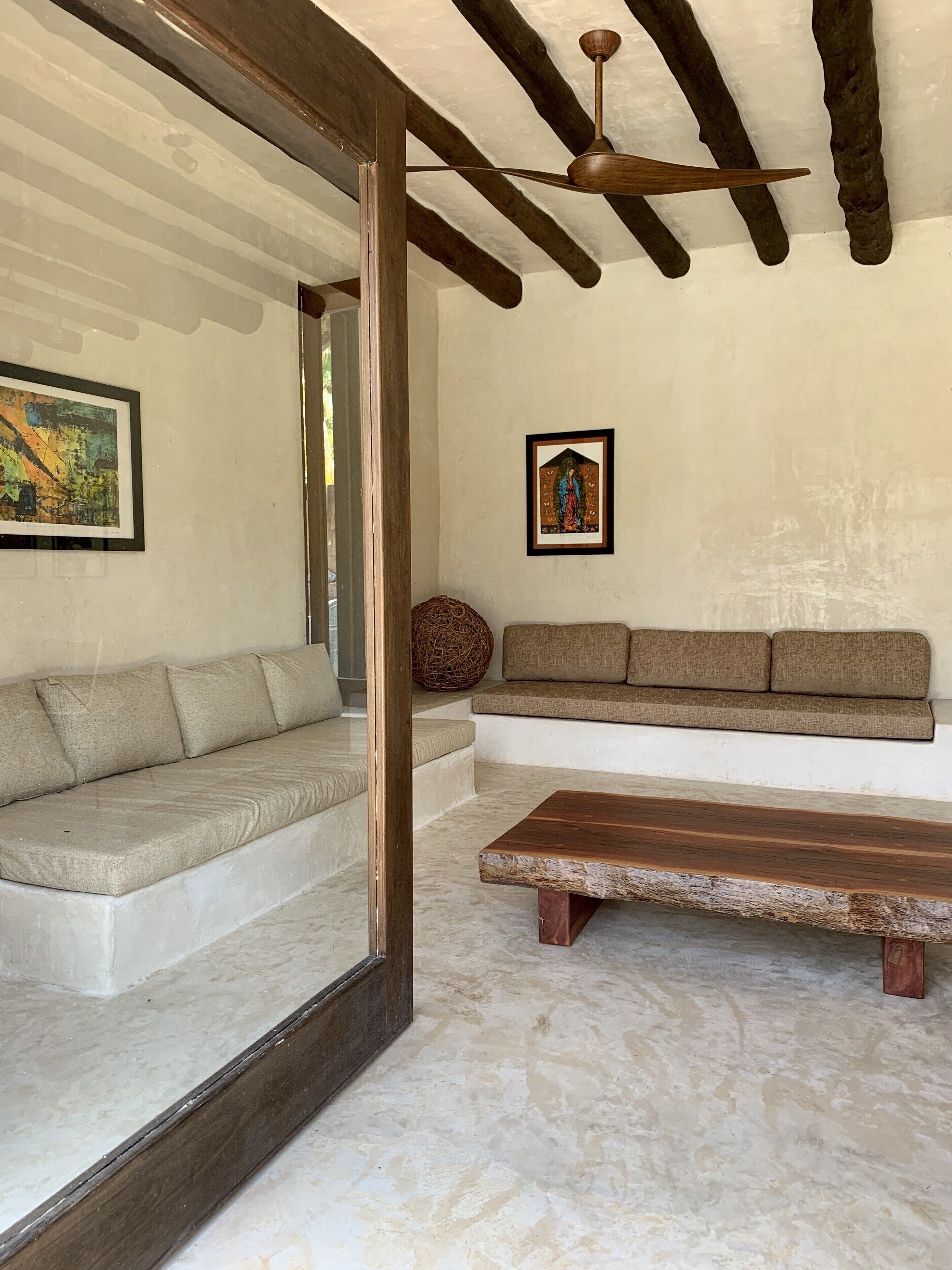 Smart TV, books, stereo