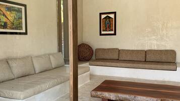 Smart TV, books, stereo