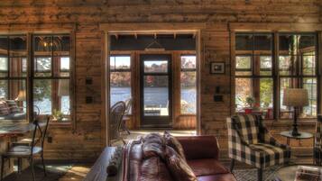 Télévision, cheminée, livres, médiathèque