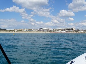 Una spiaggia nelle vicinanze