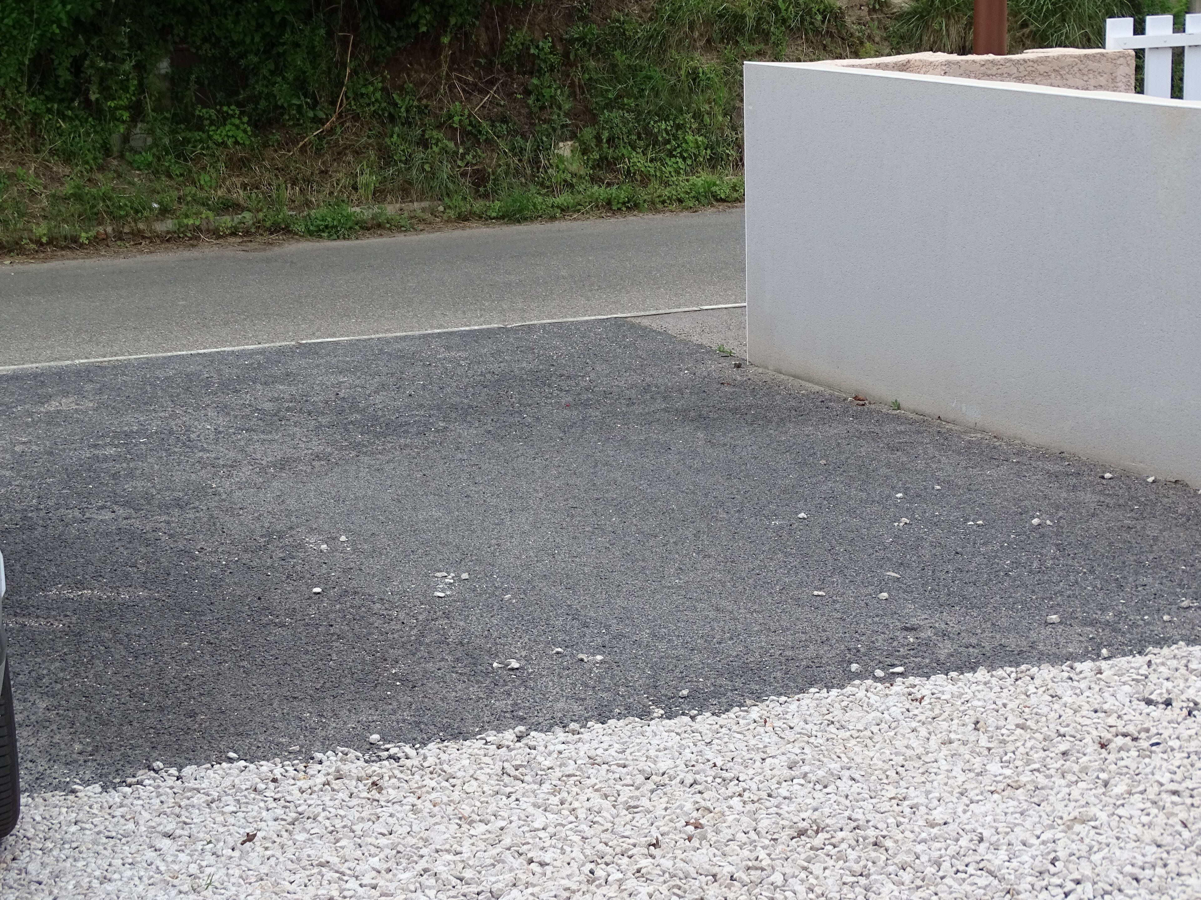 Parking avec borne de recharge véhicule électrique.