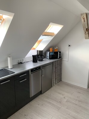 Kühlschrank, Mikrowelle, Ofen, Herdplatte