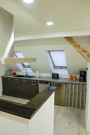 Kühlschrank, Mikrowelle, Ofen, Herdplatte