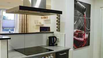 Kühlschrank, Mikrowelle, Ofen, Herdplatte