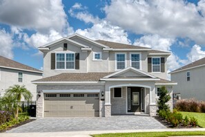 Exterior - Vibrant Home with Private Pool, Pool Table near Disney with Waterpark & Resort Access at Encore. (Kissimmee)