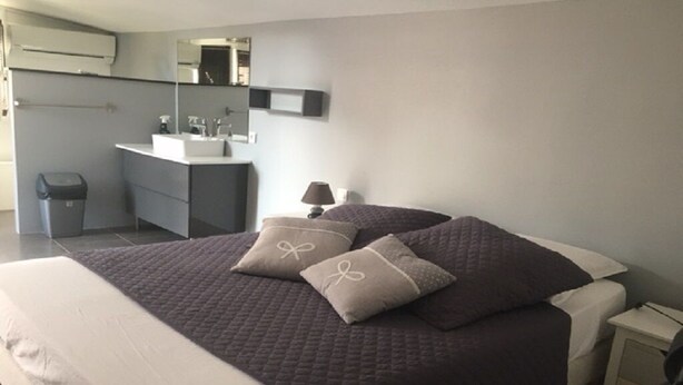 A bedroom with a bed, bedside table, and a mirror above the sink. - INDEPENDENT ROOM IN RESIDENCE PORTO VECCHIO (Porto-Vecchio)