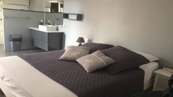 1 bedroom, iron/ironing board, travel cot, WiFi