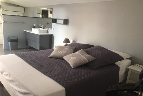 1 slaapkamer, een strijkplank/strijkijzer, reisbedje, wifi