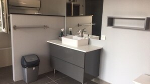 A modern bathroom with a white sink, a mirror, and a towel rack. - INDEPENDENT ROOM IN RESIDENCE PORTO VECCHIO (Porto-Vecchio)