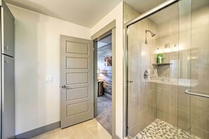 バスアメニティ (無料)、ヘアドライヤー、タオル