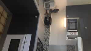 A kitchen with a gas stove, oven, microwave, and a window above the sink. - Villa Quietude (Saint François)