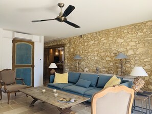 Televisión y chimenea 