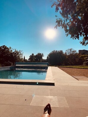 Una piscina al aire libre, una piscina climatizada