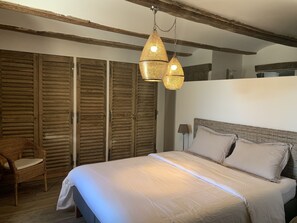 5 habitaciones, tabla de planchar con plancha, wifi y ropa de cama 