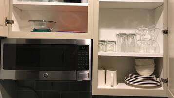 Réfrigérateur, micro-ondes, cafetiÚre/bouilloire, grille-pain