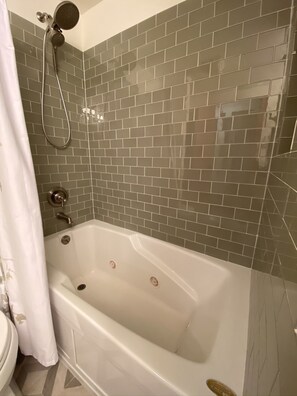 Ensemble baignoire-douche, baignoire à remous, séchoir à cheveux