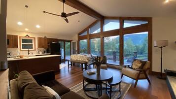 Una Smart TV, una chimenea, libros