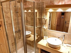 Combined shower/bathtub, jetted bath, rainfall showerhead, hair dryer - Apartment Lyra, Samoens, 3 bedrooms, charming features and panoramic views (Samoëns)