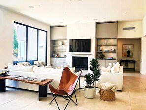 Televisión, estéreo y oficina