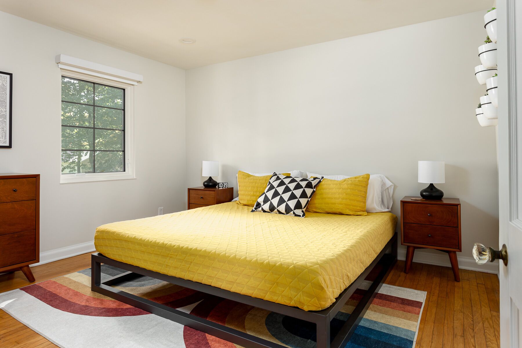 3 quartos, escrivaninha, ferros/tábuas de passar roupa