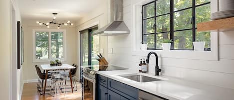 Frigorífic, microones, forn i placa de cuina