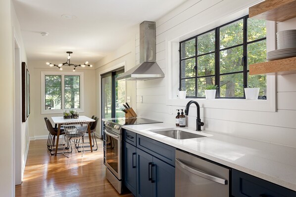 Frigorífico, microondas, horno y placa de cocina