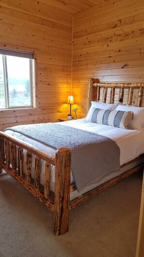 3 bedrooms, desk, iron/ironing board, travel crib