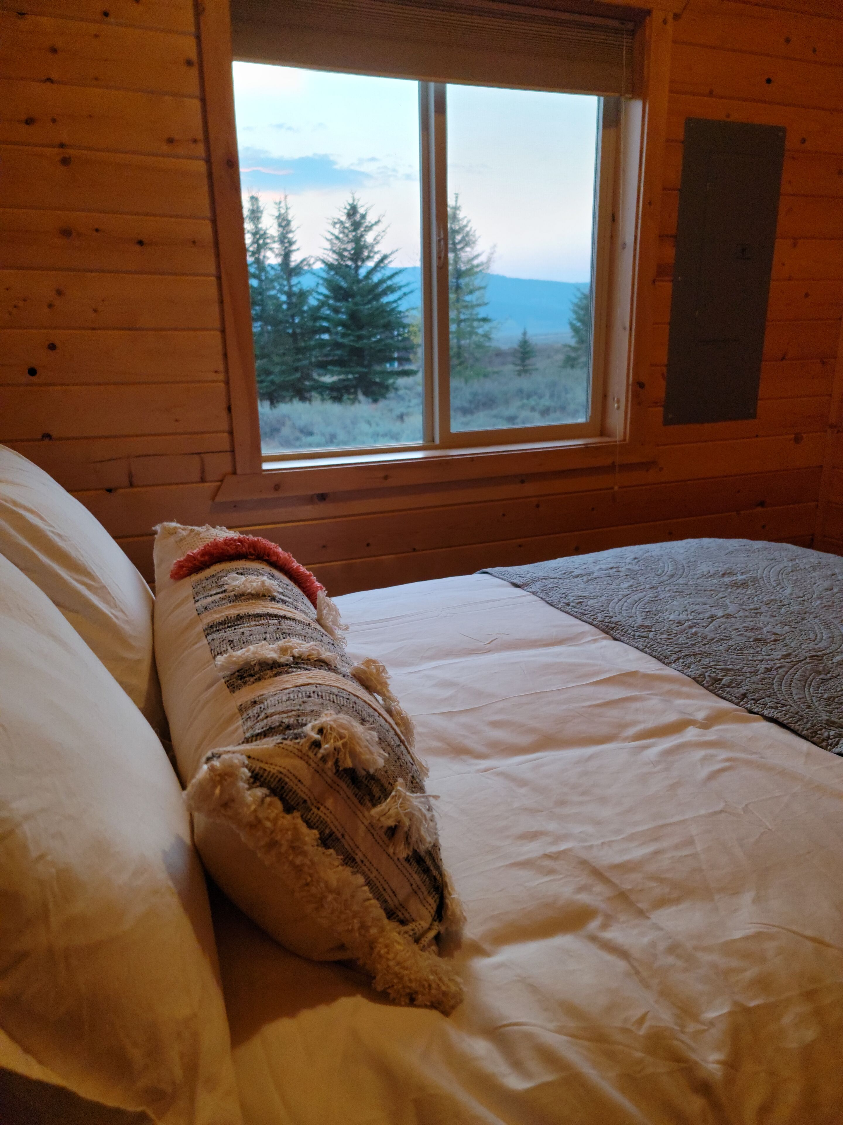 3 chambres, bureau, fer et planche à repasser, lit parapluie