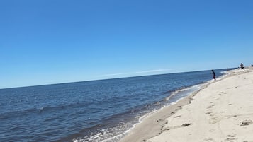 Vlak bij het strand, ligstoelen aan het strand, strandlakens