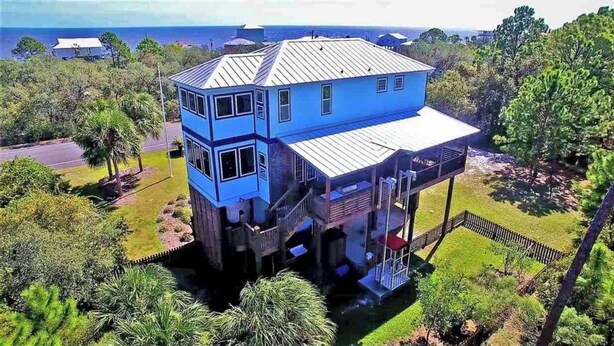 Une maison à plusieurs étages dotée d’une architecture originale, avec un grand balcon et une vue sur le paysage environnant.