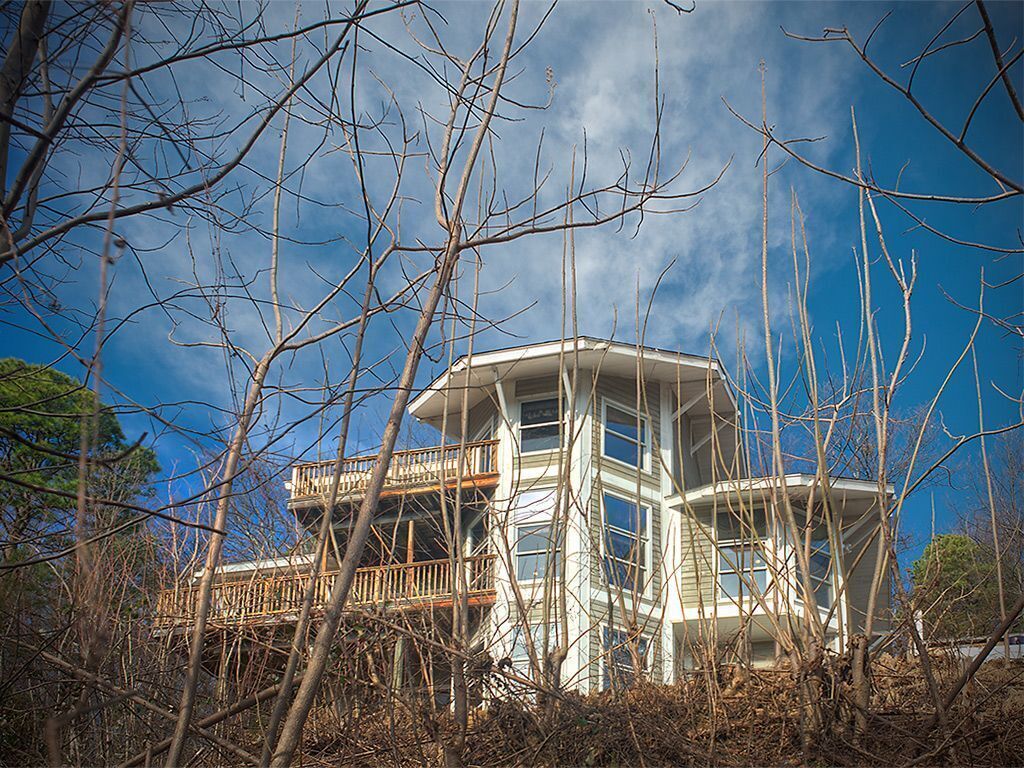 Beautiful Mountain Views & Privacy in Unique Chalet